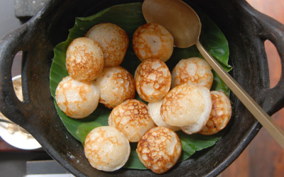 Khao nom kok – Lao coconut cakes